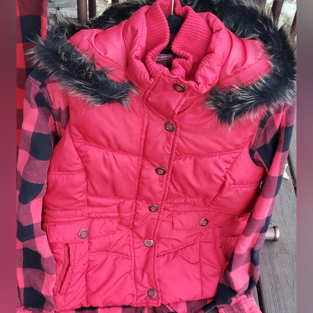 Faded Glory Red Vest w/Black Faux Fur hood, 4 pockets, snaps & zips NWOT - Picture 8 of 12